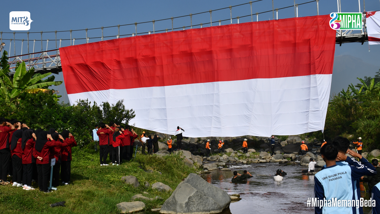 SMK Bhumi Phala Parakan Mengibarkan Bendera Raksasa di Jembatan Sangkil Parakan untuk Memperingati HUT RI ke-78