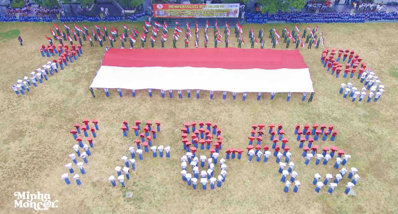 Pembentangan Bendera Raksasa di Alun-alun Temanggung